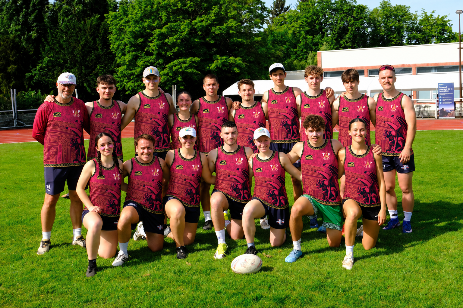 Montage de l’équipe Touch Roosters 91 portant le maillot collector magenta et or sur le terrain.